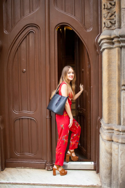 积极有魅力的女士散步后回家图片下载