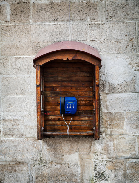 废弃锈迹斑斑的电话亭图片下载