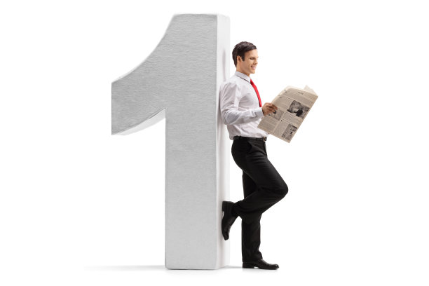 一个穿着正式的人，靠在一号硬纸板上读着报纸图片下载