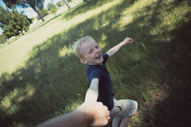 一个男孩牵着爸爸的手绕着圈跑的视频图片下载