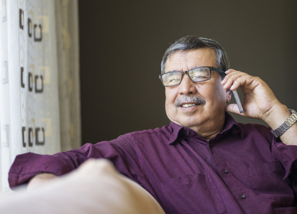 使用手机的老人图片下载