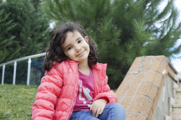 一个十几岁的女孩坐在花园里图片下载