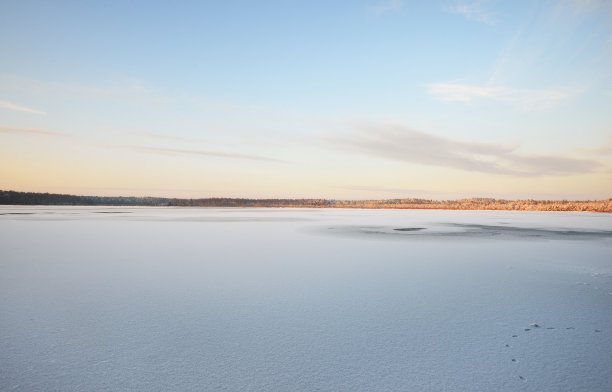 在晴朗的冬日里，湖面上覆盖着一层新雪图片下载