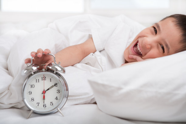 小男孩被闹钟吵醒了图片下载
