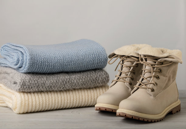 皮靴和一堆针织的东西(毛衣、围巾、手套)。图片下载