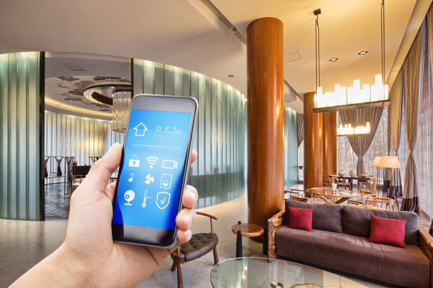 智能手机，智能家居，现代客厅素材图片