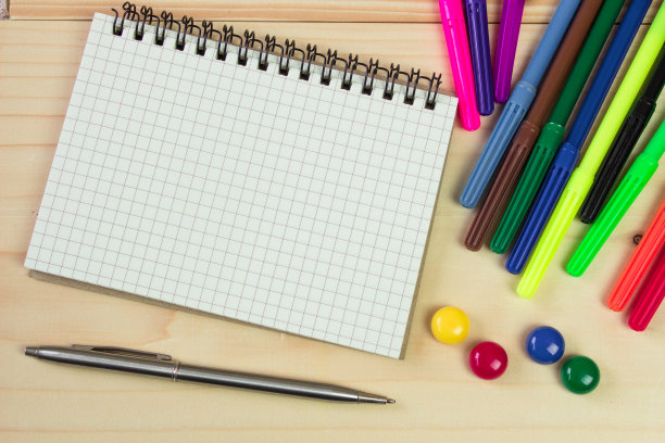 空白笔记本放在带办公设备的木桌上图片下载