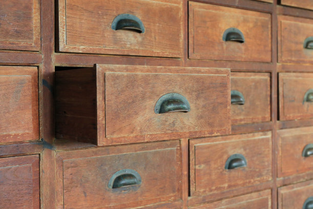 木抽屉开着。图片下载