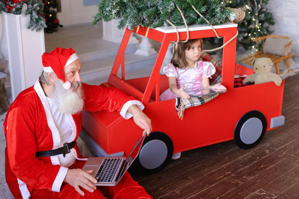 有趣的圣诞老人在高兴的小王子旁边竖起大拇指图片下载