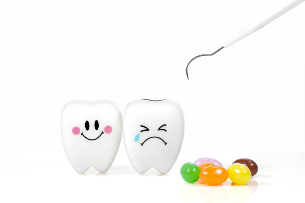 牙齿微笑和哭泣的情绪与牙菌斑清洁工具和糖果孤立在白色背景，与剪切路径图片下载