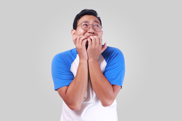 年轻人紧张害怕或担心某事图片下载