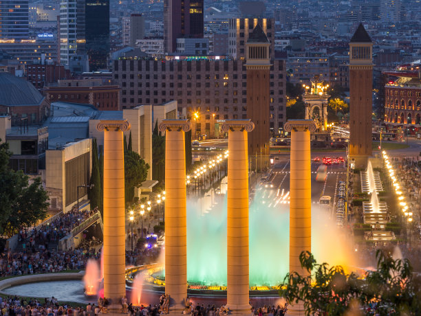 从蒙尤伊克鸟瞰巴塞罗那城市在黄昏时间，西班牙图片下载