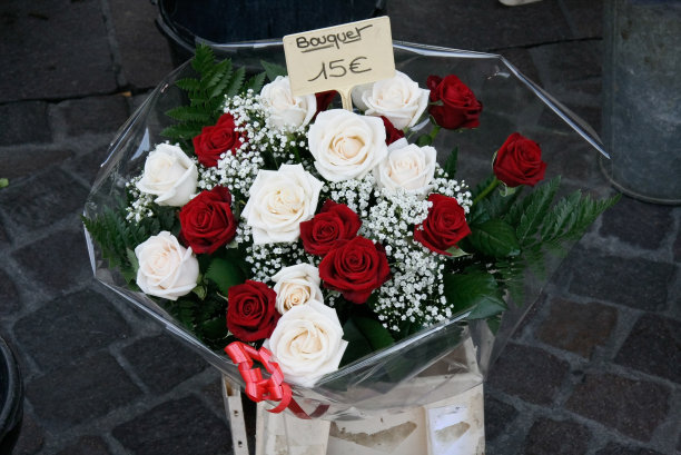 法国历史古城当地市场上的花束图片下载