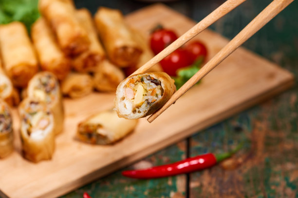 越南菜。木桌上美味的自制春卷。图片下载