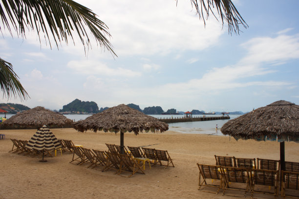 下龙湾旅游。小船上的大海和蓝天。2011年8月6日，越南下龙市。图片下载