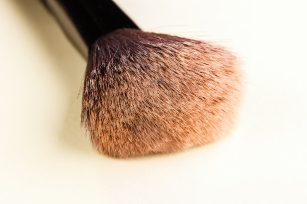 一个大刷子用于粉末应用。特写镜头。附件为化妆。化妆工具图片下载