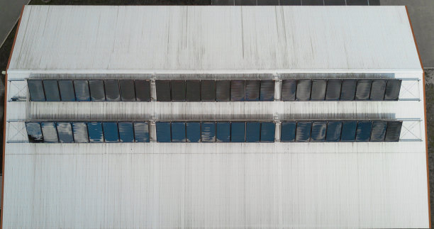 屋顶上有太阳能板。图片下载