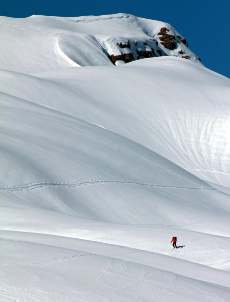 滑雪者在大雪覆盖的乡村。阿尔卑斯山脉。图片下载