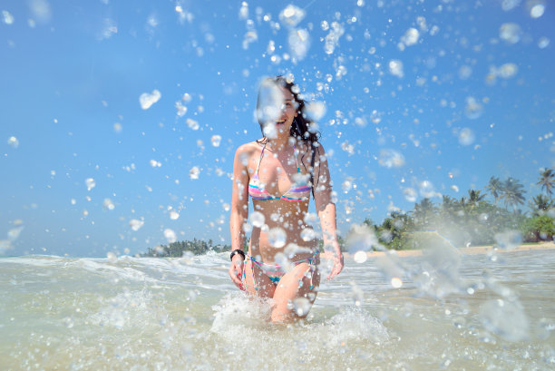 在海里游泳的女人图片下载