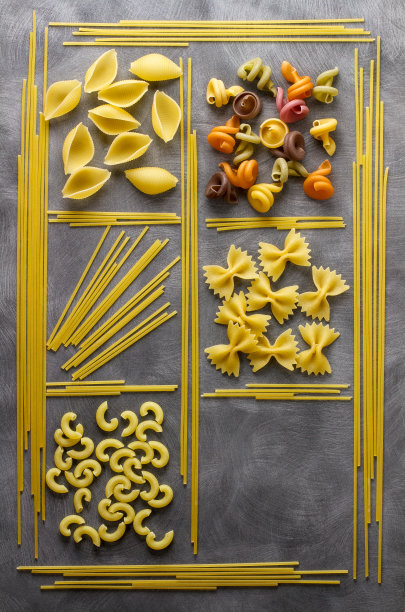 食品配料的背景。不同种类的意大利面。通心粉由全麦，意大利面，面条，tselentani, chiferi, fusilli，贝壳，rotelle…图片下载