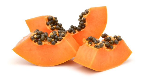 白色背景下的成熟木瓜切片图片下载