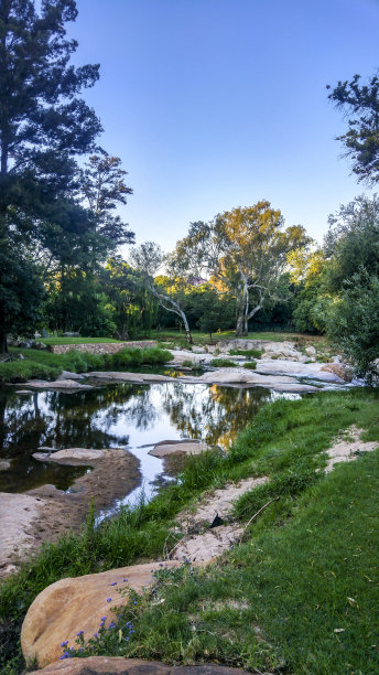 美丽的绿色景观和河流，约翰内斯堡，南非图片下载