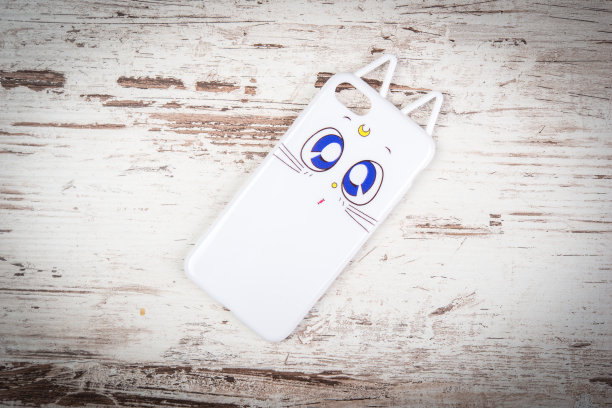 白色猫形状的手机盖图片下载