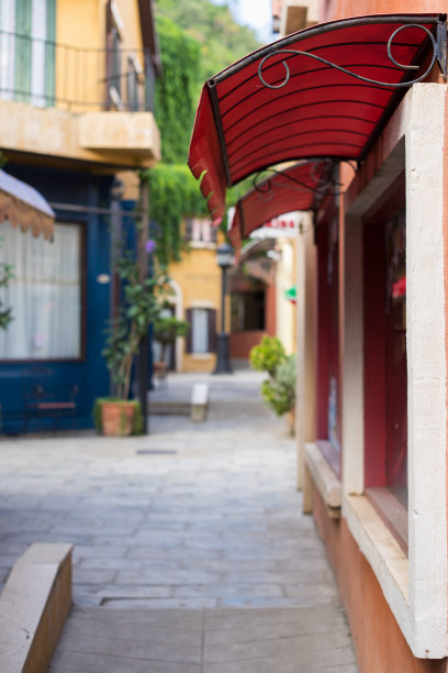 以意大利风格建筑和街道为背景的红色天篷图片下载