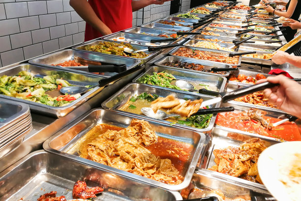 人们在马来西亚的中国经济大米摊上挑选食物图片下载