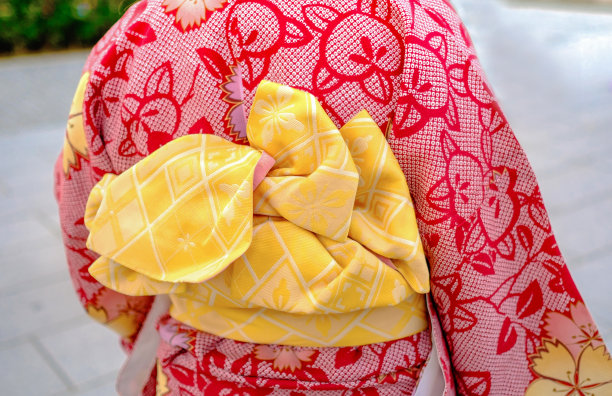 穿着日本和服的年轻女孩图片下载