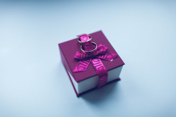 结婚戒指放在盒子上图片下载