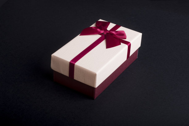 礼盒孤立在黑色图片下载