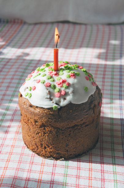 复活节蛋糕和燃烧的蜡烛图片下载