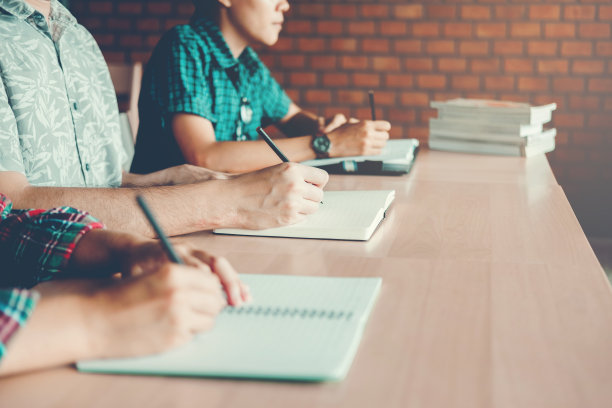 期末考试大学生在大学考试素材图片