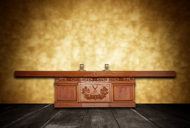 祭坛用木材制成的房间在范围墙模糊背景图片下载