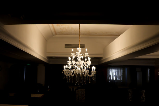 豪华的吊灯和凉爽的光线素材图片