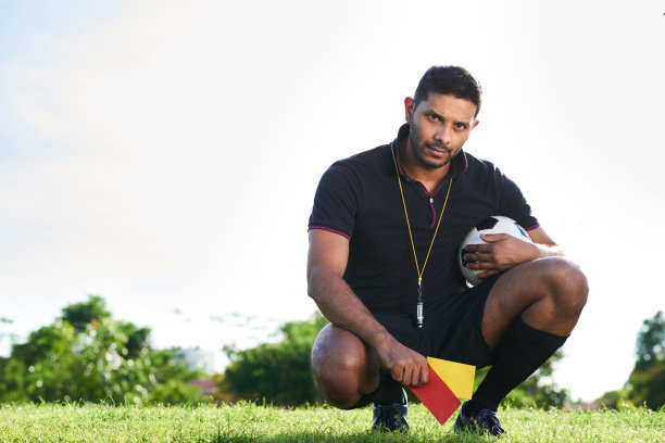 帅气户外足球裁判图片下载