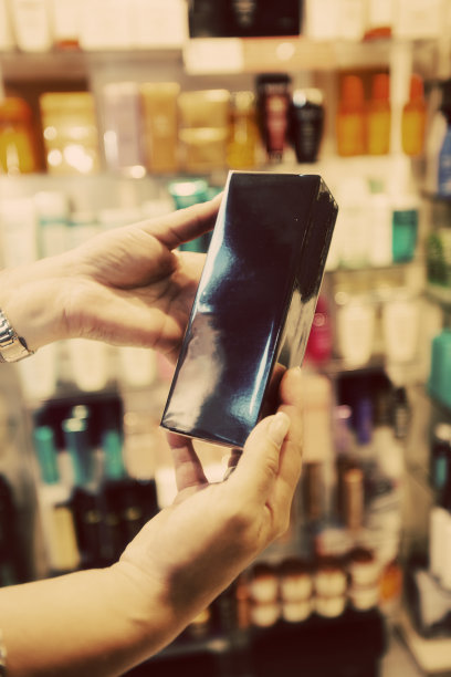 一个女人拿着一个箱子，前面的药店摆满了产品图片下载