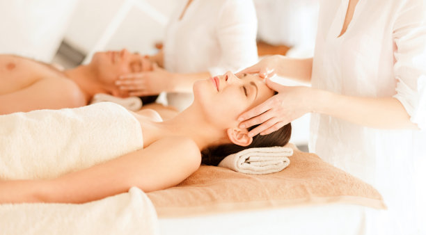 夫妇在水疗图片下载