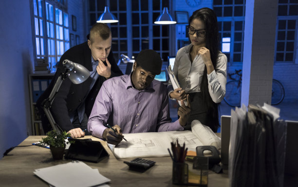 年轻人工作到深夜图片下载