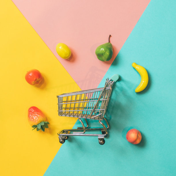 水果在购物车周围。素材图片