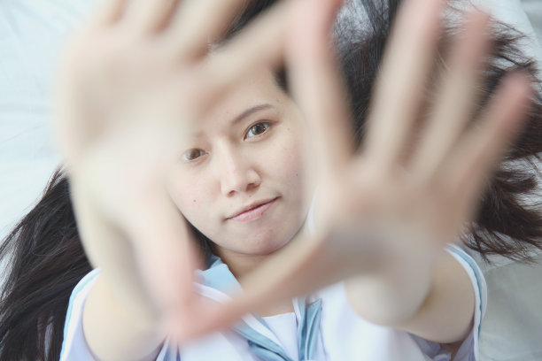 女学生在白色的房间里微笑和害羞图片下载