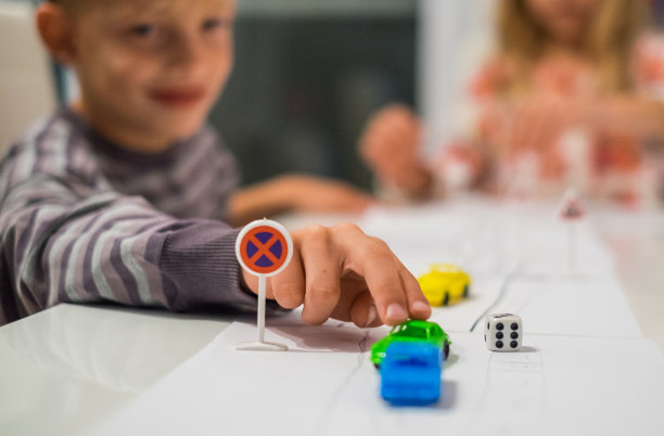 可爱的小男孩在玩塑料汽车素材图片