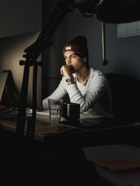 在职的年轻男性图片下载