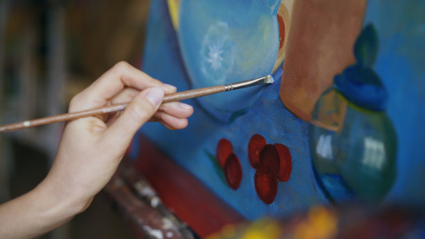 特写的艺术家女人与画笔画在画布上的静物画在艺术课图片下载