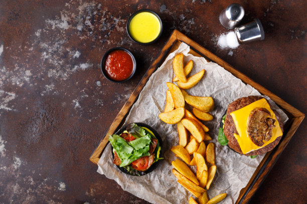 带走汉堡菜单上的木制托盘俯视图图片下载