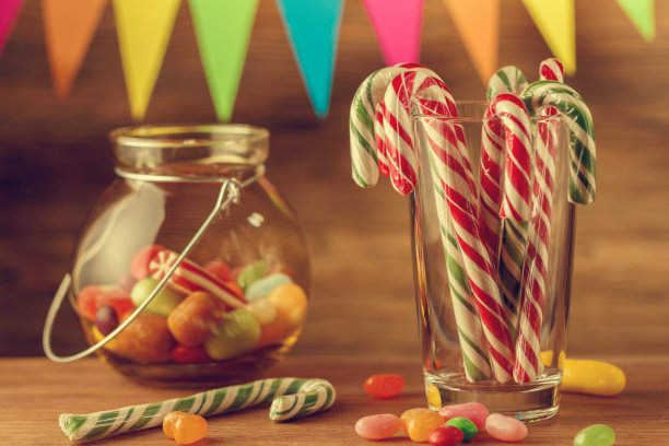 装在罐子里的彩色糖果。圣诞节糖果。贺卡。拐杖糖。果酱。复古的塑身。素材图片