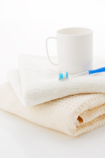 干净的毛巾和洗脸盆工具图片下载