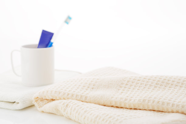 干净的毛巾和洗脸盆工具图片下载