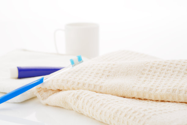 干净的毛巾和洗脸盆工具图片下载